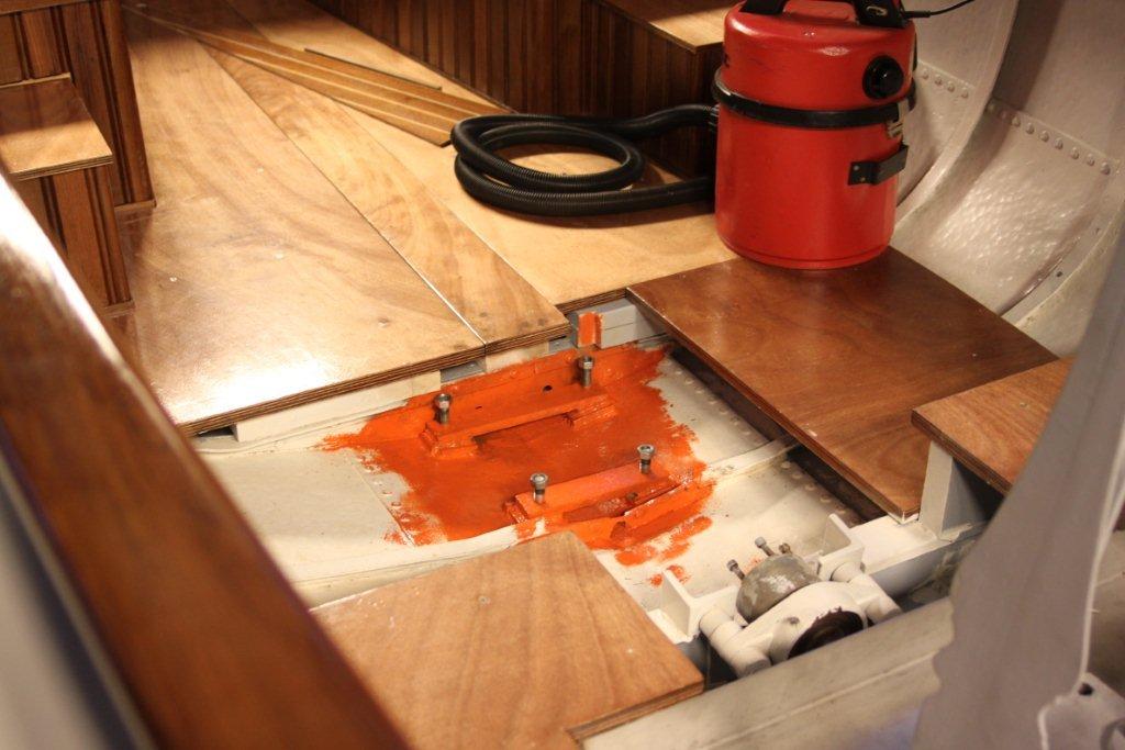 Het schilderen van de nieuwe stoommachine steunen